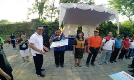 Penyerahan Hadiah oleh LH (lingkungan hidup) kepada pemenang Lomba Prokasih tahun 2015