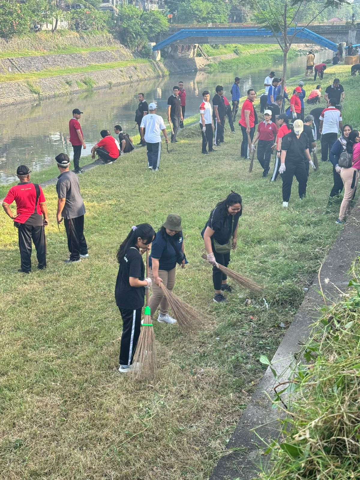 Gotong Royong Semesta Berencana di Desa Pemogan