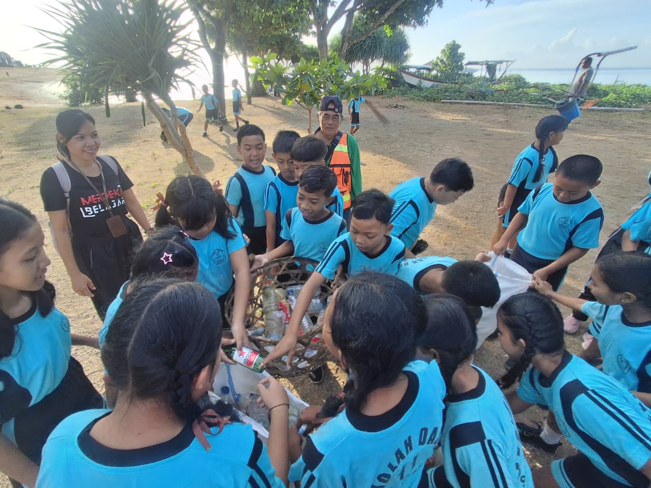Kegiatan Bersih-Bersih Pantai Mertasari